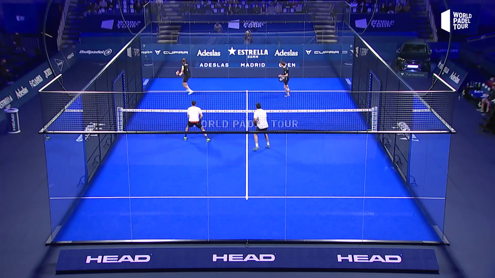 Een foto van twee padel spelers die een lange rally aan het spelen zijn